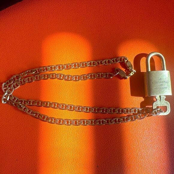 #319 and Key on a Chain Louis Vuitton - Picture 1 of 9